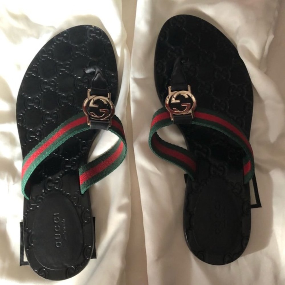 SOLD Women’s Gucci GG logo flip flop sandals black